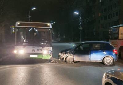 Рязанка на Škoda Fabia врезалась в автобус на улице Новой