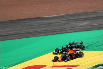 Red Bull и Mercedes вызваны в офис FIA