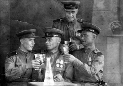 «Фронтовые 100 грамм»: как в Красной Армии боролись с пьянством - Русская семерка