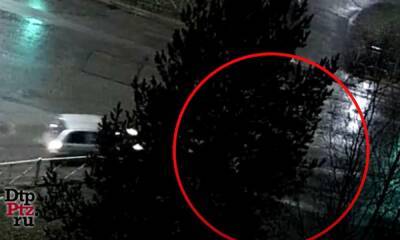 Появилось видео, как таксист сбил двух пешеходов
