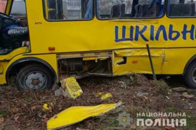Во Львовской области школьный автобус столкнулся с грузовиком: пострадали дети