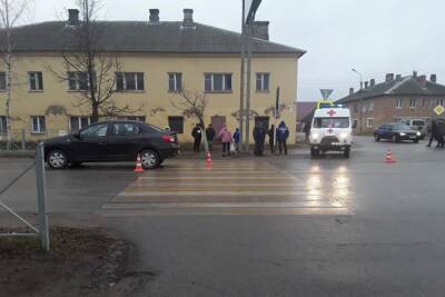 В Новоржеве водитель «Рено» сбил женщину, которая переходила дорогу