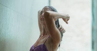 Чем опасны частый душ и антибактериальное мыло