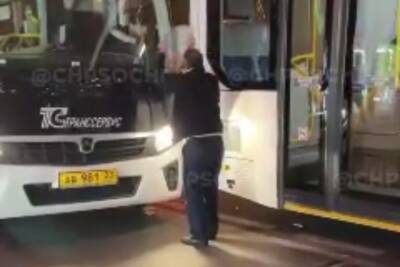 В центре Сочи на остановке столкнулись два автобуса с пассажирами