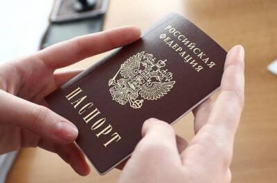 Специалисты пояснили, законно ли просить паспорт при проверке QR-кода