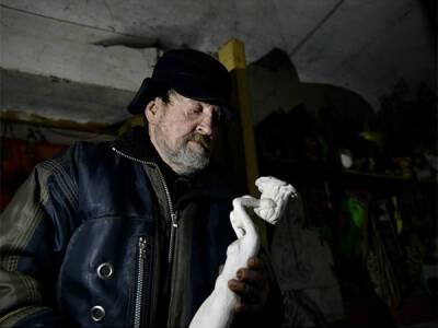Екатеринбургского скульптора, жившего в подвале со своими работами, перевели в социальный центр