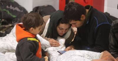 "Первая теплая ночь за многие дни, особенно рады за детей": беженцы из приграничного ТЛЦ