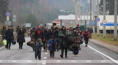ФОТОФАКТ: Беженцы из лагеря у КПП перемещаются в логистический центр