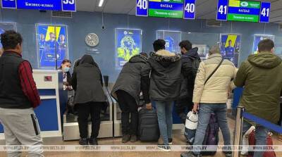 ФОТОФАКТ: Желающие вылететь на родину из Беларуси беженцы проходят регистрацию в Нацаэропорту