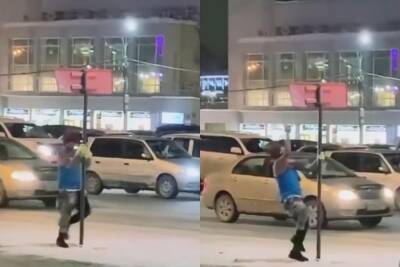Известный новосибирский уличный танцор «Валера дэнсер» станцевал в мороз у НОВАТа