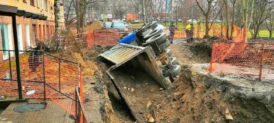 «Так начинается строительство»: Грузовик упал в канаву, вырытую рабочими в центре Петрозаводска (ФОТО)