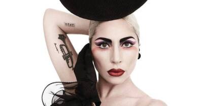 Роскошна! Леди Гага снялась для журнала с розами-пулями на груди
