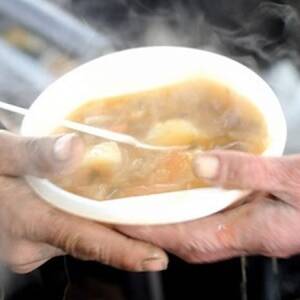 В Запорожье работают пункты горячего питания для бездомных