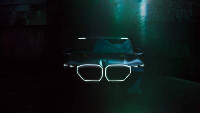 BMW показал тизер гибридного кроссовера Concept XM