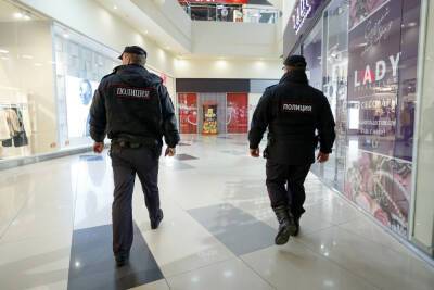 Из псковского торгового центра эвакуировали людей