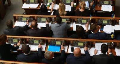 Рада поддержала инициативу Зеленского выплатить по тысяче гривен вакцинированным украинцам