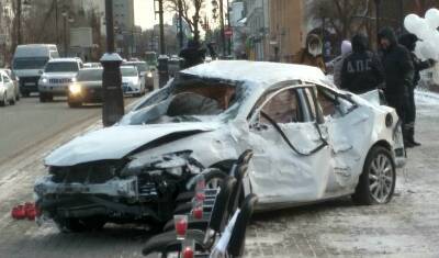 Около здания тюменской облдумы поставили разбитый автомобиль с белыми шариками