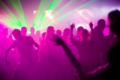 Молодые британки жалуются на странные уколы, которые им делают в ночных клубах: зафиксировано более 270 случаев (ФОТО) - enovosty.com - Англия
