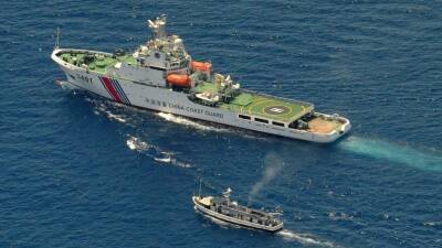 Китайская охрана с водометами прогнала корабли Филиппин