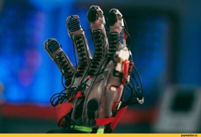 Цукенберг представил перчатки для виртуальной реальности для метавселенной