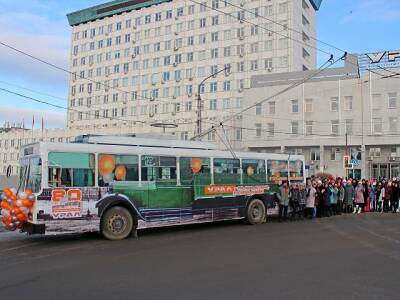 Праздничный троллейбус на радость миасцам в День города
