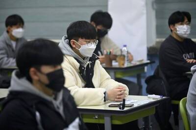 В Южной Корее полмиллиона человек сдадут экзамен во время вспышки COVID-19