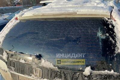 В Новосибирске неизвестный открыл стрельбу по припаркованным автомобилям