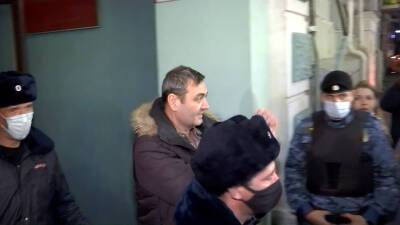 Подозреваемого в педофилии депутата от КПРФ увезли из суда на скорой