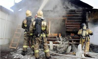 В Тюмени загорелся жилой дом, огонь мог перекинуться на соседние постройки