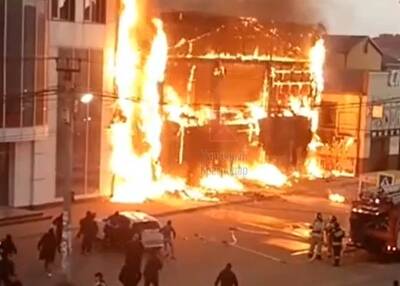 Видео: в Адыгее прохожие вручную оттащили машину от объятого огнем здания