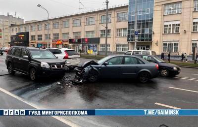 На проспекте Независимости в Минске столкнулись три авто