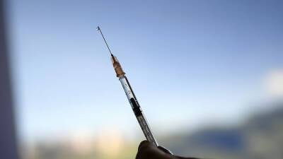 В Узбекистане начали штрафовать отказавшихся от обязательной вакцинации против COVID-19