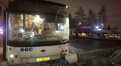 Автобус № 45 сбил столб и перекрыл проспект Мира