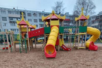 Вандалы испортили новую детскую площадку на улице Звёздной в Пскове