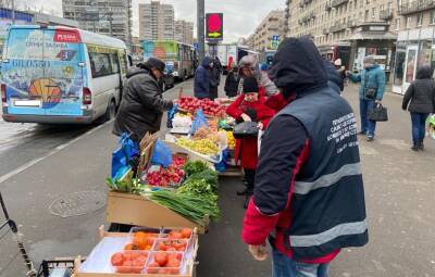 Овощных и рыбных торговцев прогнали от петербургских станций метро