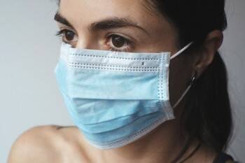 Ношение масок снижает риск заболевания коронавирусом вдвое