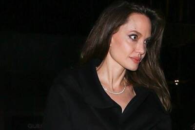 Анджелина Джоли в образе total black посетила гала-вечер в Лос-Анджелесе