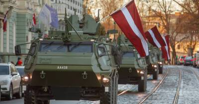ФОТО: В центре Риги прошел парад военной техники (обновлено)