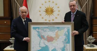Реджеп Тайип Эрдоган - Девлет Бахчели - Эрдогану подарили карту "тюркского мира" с российской территорией: в России отреагировали (фото) - focus.ua - Россия - Украина - Турция - Османская Империя