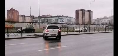 Лихач в Петербурге протаранил дорожное ограждение и поехал дальше — видео