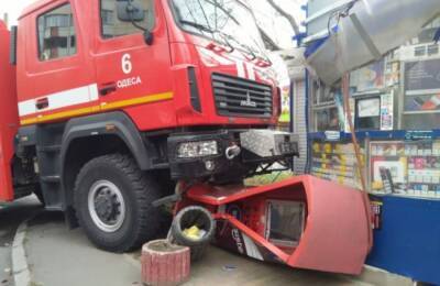 Пожарное авто снесло киоск в Одессе (ВИДЕО и ФОТО)