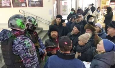 Жители Екатеринбурга без QR-кодов попытались прорваться в ТЦ