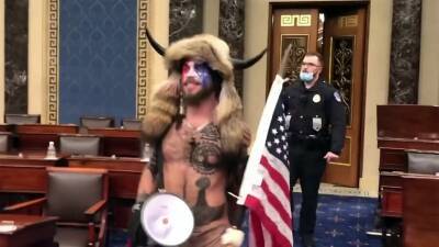 В США вынесли приговор участнику штурма Капитолия, который запомнился костюмом шамана