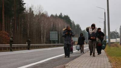 Минск сообщил о перемещении мигрантов с границы в логистический центр