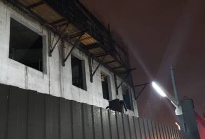 На Обводном канале рабочего засыпало обломками кирпича при обрушении стены - online47.ru - район Колпинский