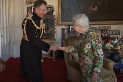 Елизавета II перепугала британцев своими фиолетовыми руками
