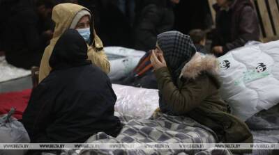 ФОТОФАКТ: Беженцы в логистическом центре готовятся к ночлегу