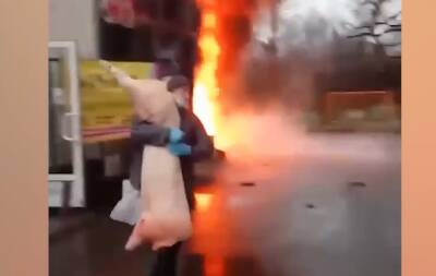 Продавцы горящего в Юкках магазина бросились спасать свиное мясо — видео