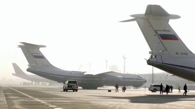 Российские военные доставили в Кабул гуманитарную помощь и забрали оттуда почти четыреста человек