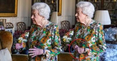 Посиневшие руки королевы Елизаветы II сфотографировали во время приема